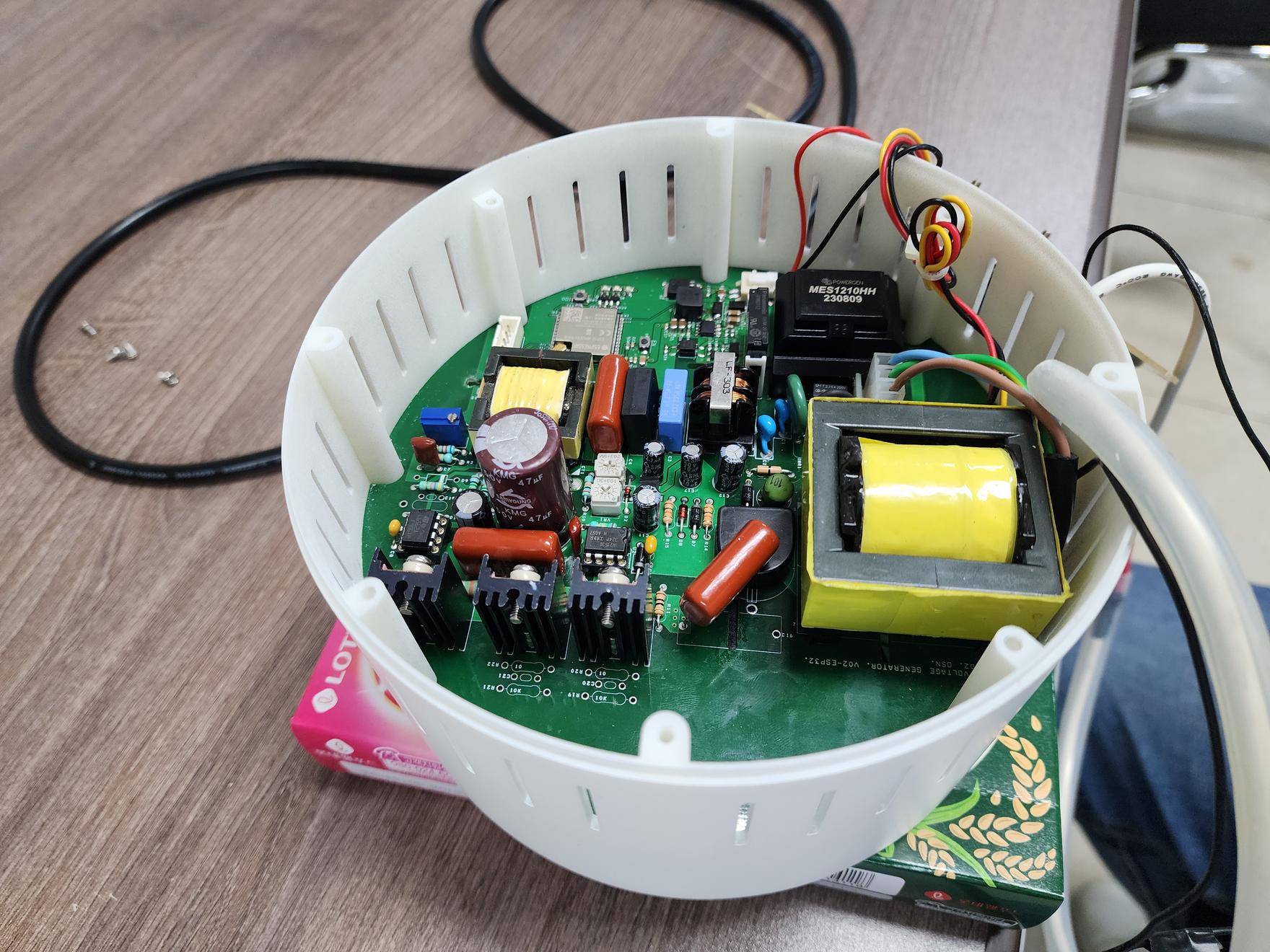 고전압 전원·수신 PCB: 고전압 전원과 수신 기능을 위한 PCB 구성.